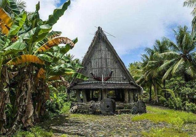 世界上最"原始"的岛,居民穿草裙披兽皮,将石头当货币使用