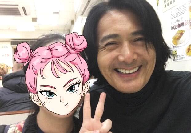 袁咏仪晒照为周润发庆64岁生日扎麻花辫与老公张智霖同框很甜