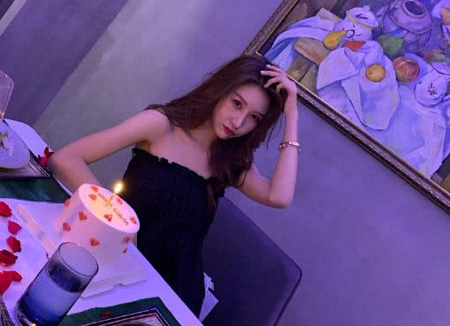 温婉晒18岁庆生照,携手众闺蜜欢聚一堂,网友们纷纷送上祝福!_生日