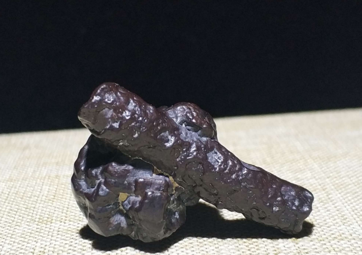 一根结瘤地表戈壁金刚玛瑙,这种玛瑙来自非洲撒哈拉沙漠,早期火山喷发
