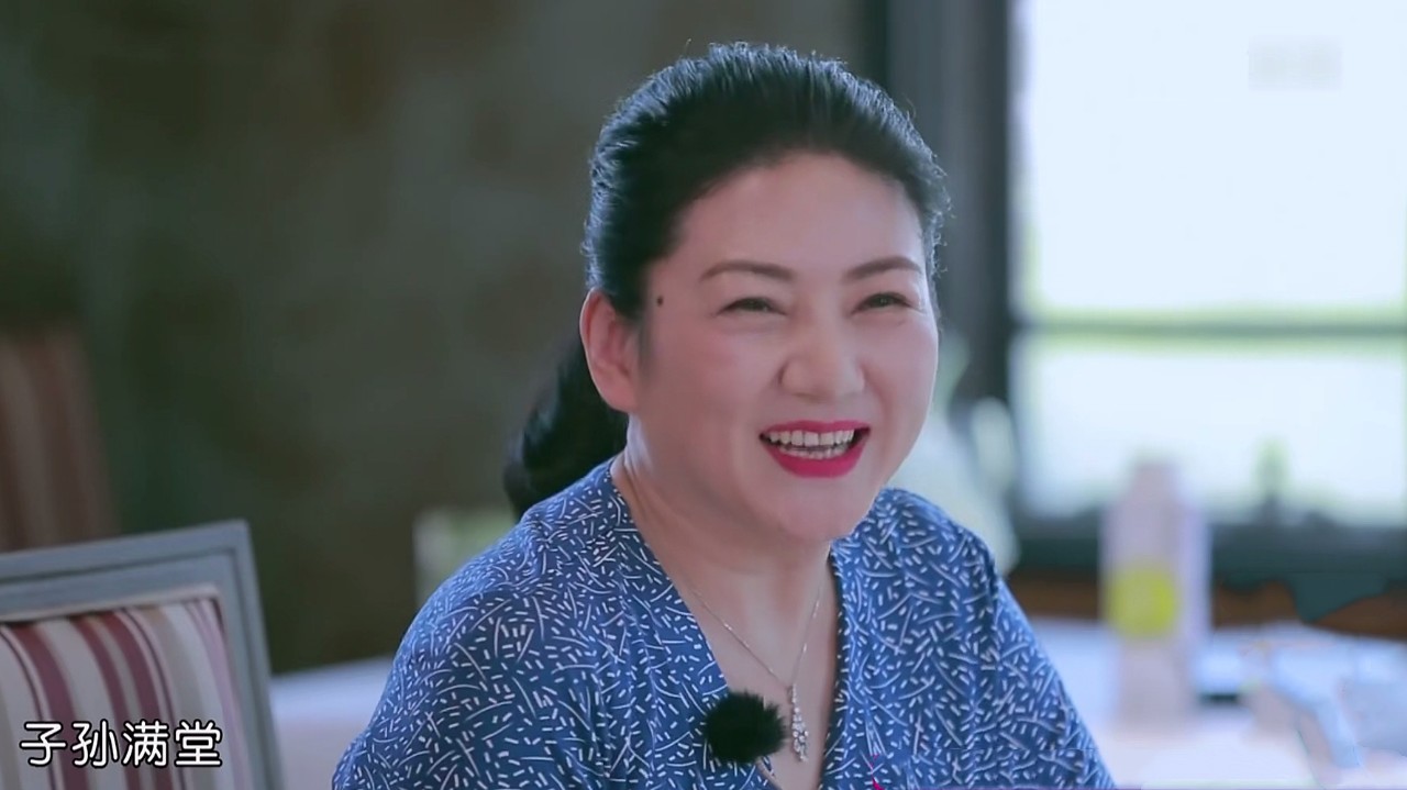 走出丧母之痛,程晓玥晒工作照,笑容依旧甜美_妈妈