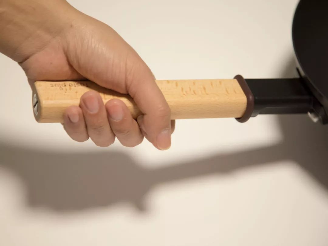 手柄特别采用德国巴伐利亚的榉木,防烫性好,握起来特别舒适,而且让