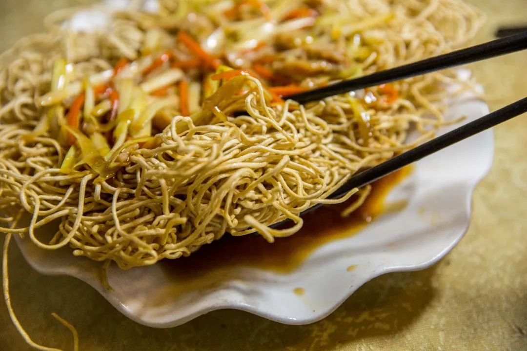 老广才知的桥底大排档,人均40吃扶墙!_铁板