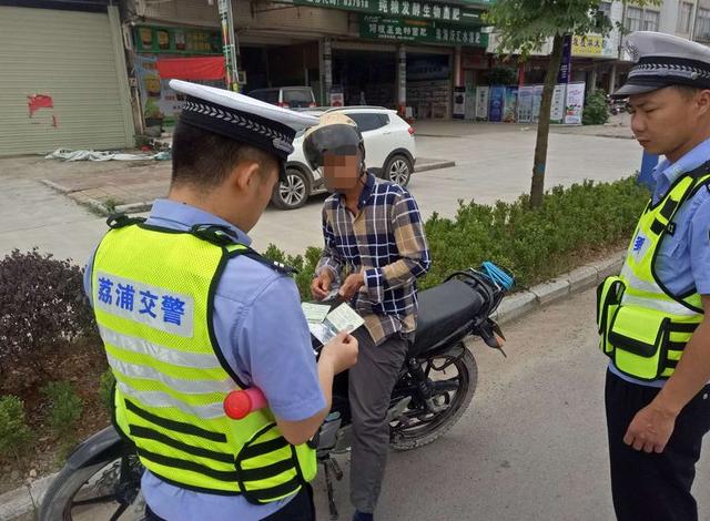 5月15日,一名男子 無證駕駛二輪摩托車被雁山交警大隊查獲.