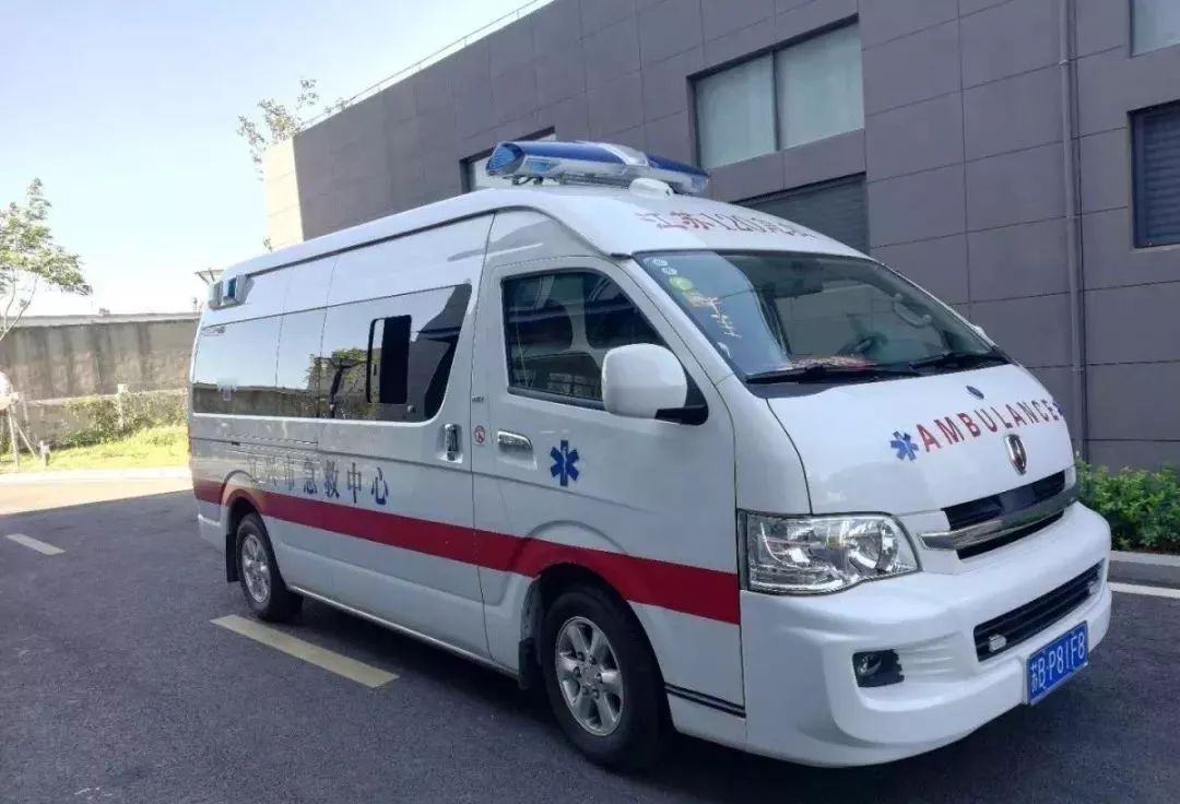 礼让救护车,让我们的宜兴更有温度!