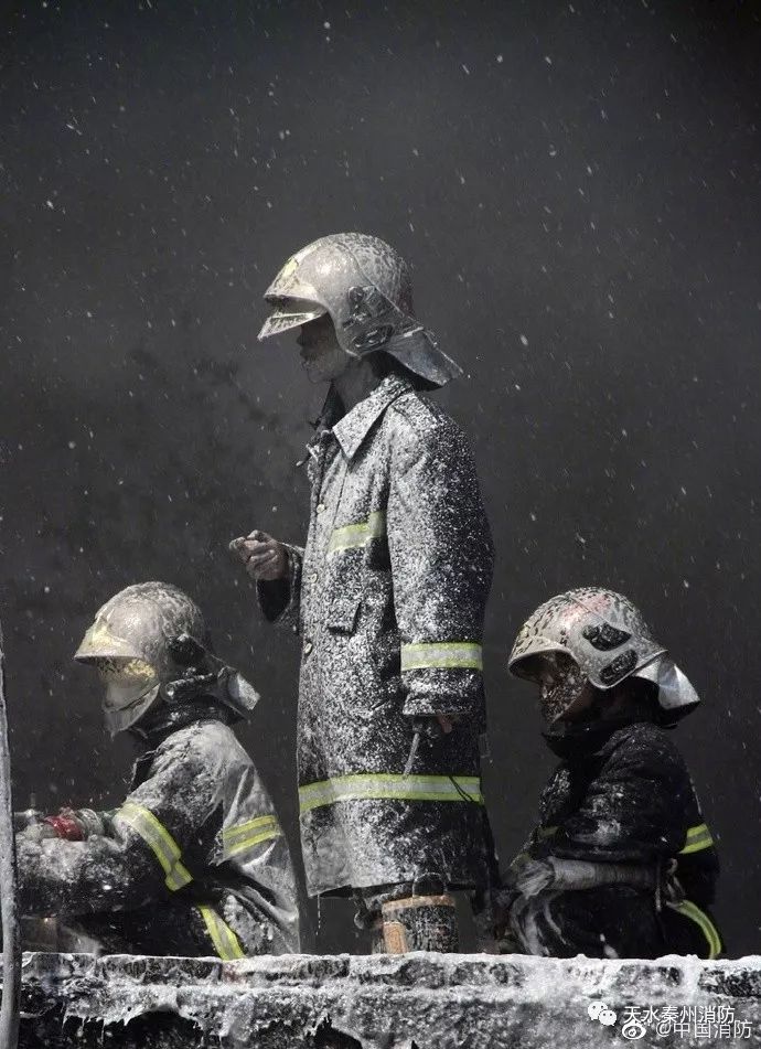 这不是艺术品,是消防员灭火战斗的真实场景!