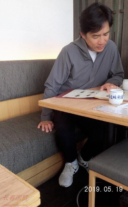 梁朝伟和张学友夫妇相聚,阿飞与阿基老友约茶