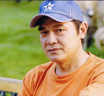 娶小12岁情人抛妻弃子,现却沦落无戏可拍,苦苦哀求女儿抚养!