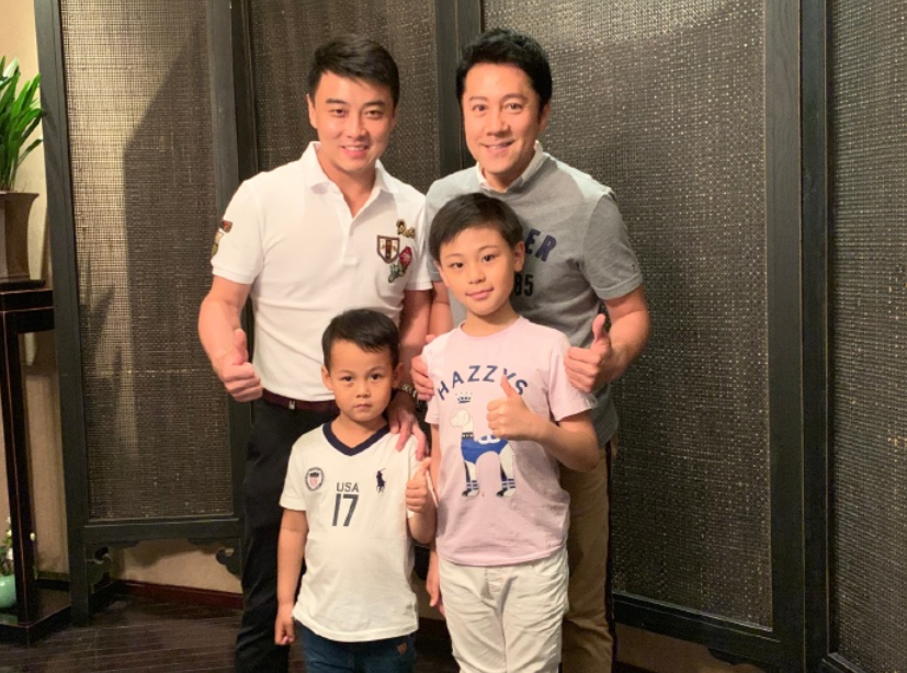 原创王皓送蔡国庆儿子国乒冠军签名球拍!庆庆忙道谢要和海苔切磋乒乓