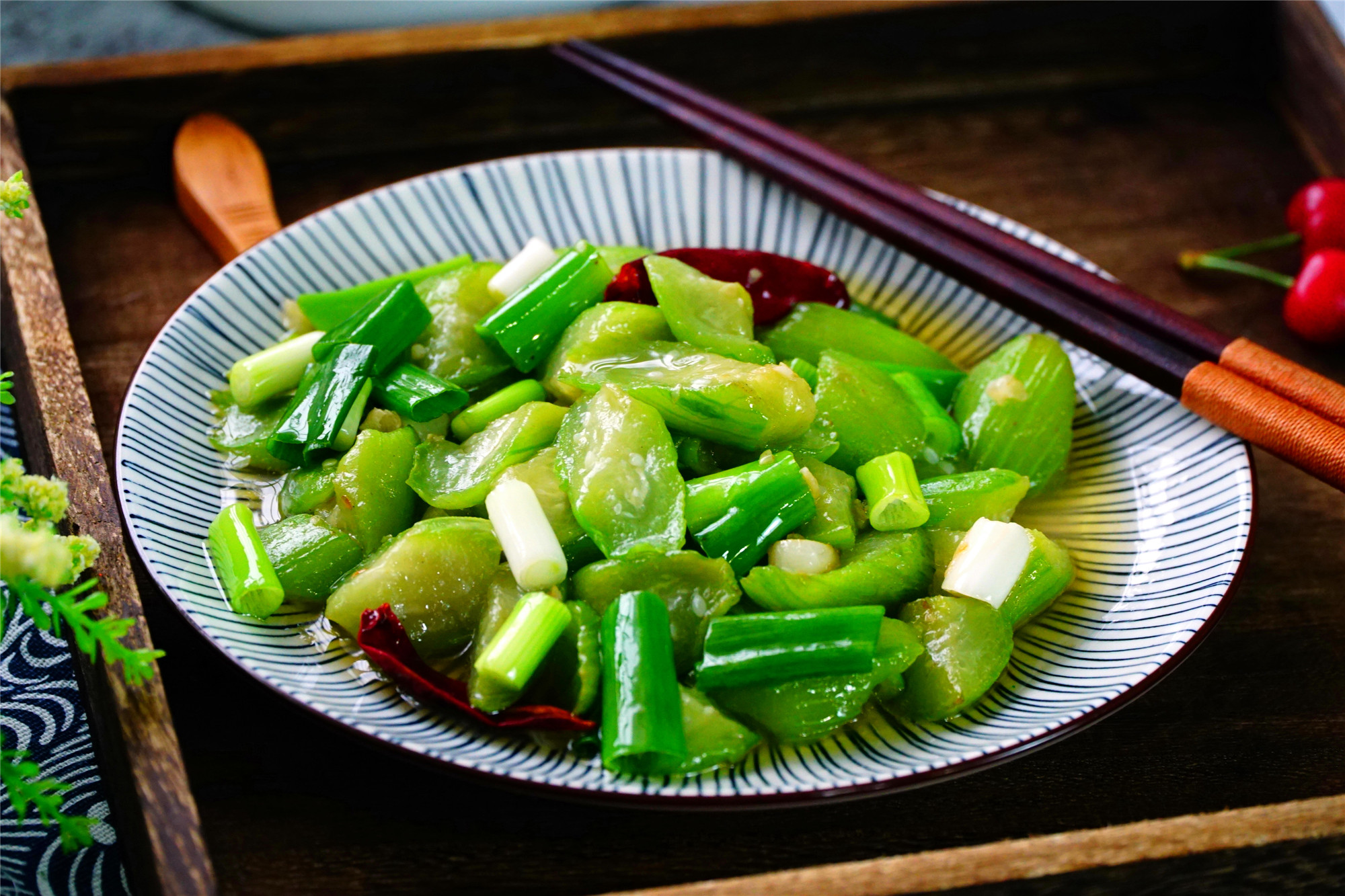 以上是"清炒丝瓜"的分享.厨艺有限,仅供参考,吃好玩好,明天见.