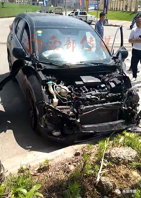 南充发生三起车祸,一女司机驾驶沃尔沃轿车被栏杆插至驾驶室(视频)