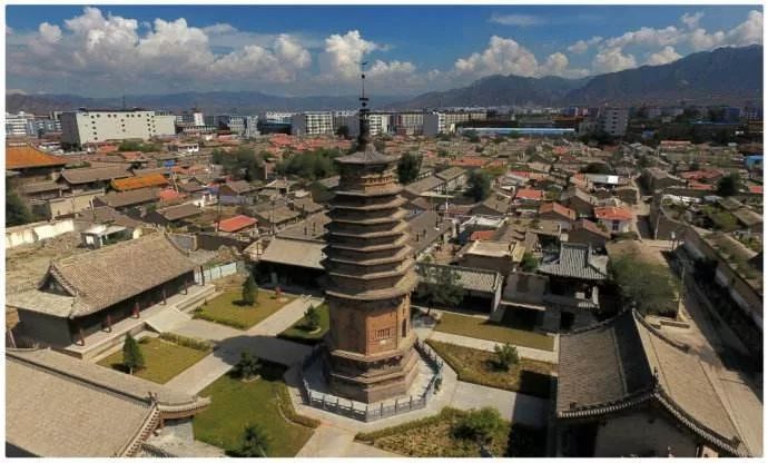 圆觉寺当地人称"小寺", 位于浑源县城东北,始建于金代,其寺大殿,配殿