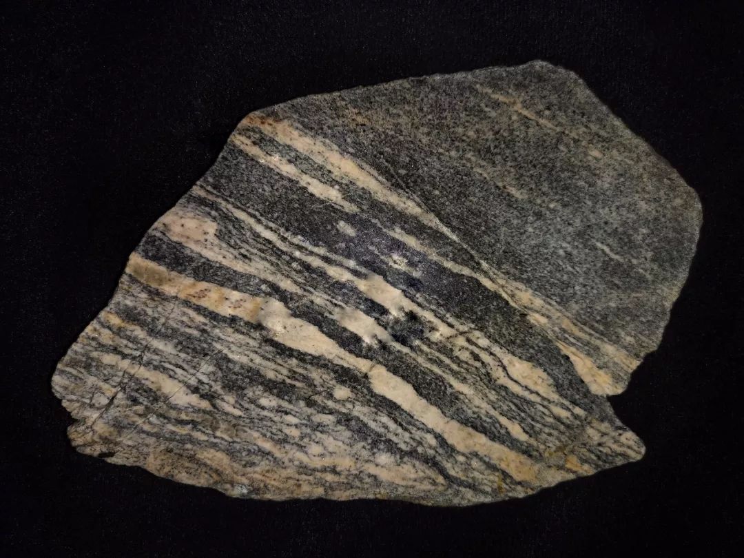 02阿卡斯塔片麻岩该陨石于2004年发现于位于摩洛哥南部的西撒哈拉大