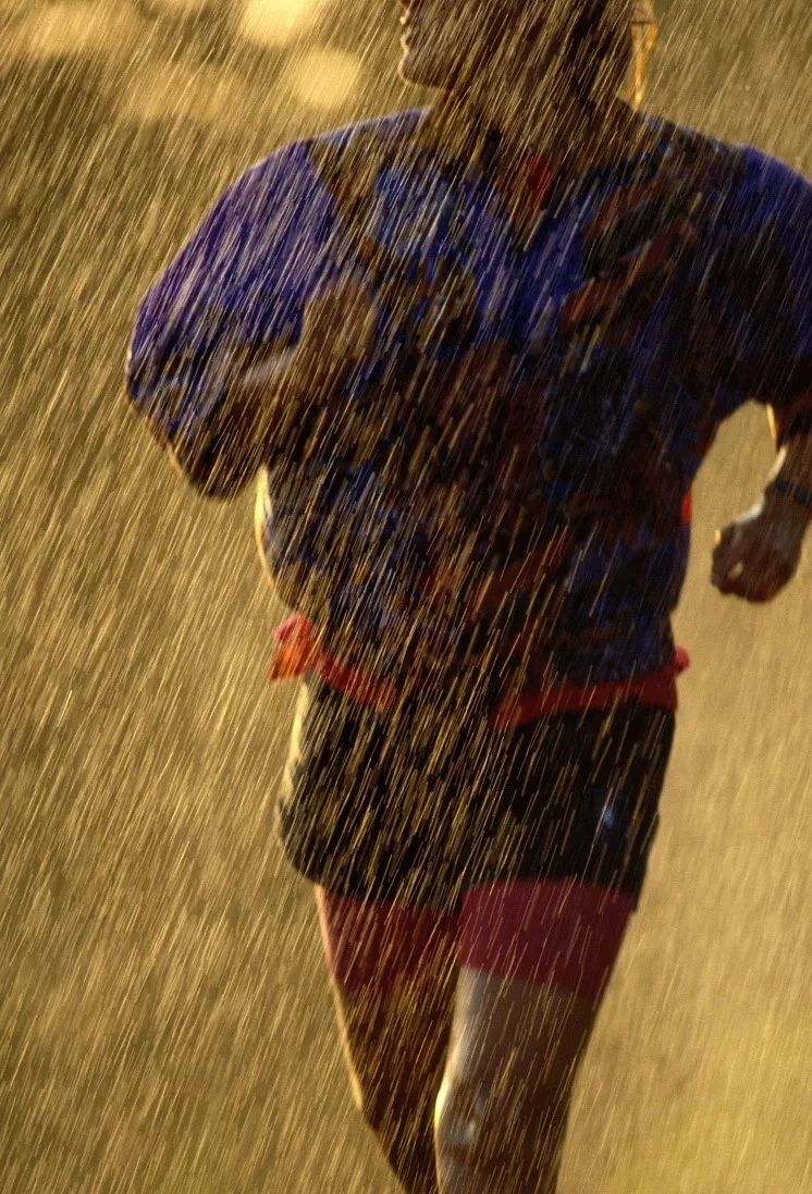 下雨的时候,跑步比走