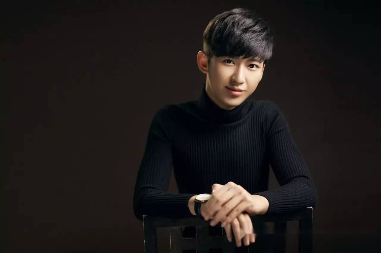 本来蓝小天想把他培养成下一个阿哲,但是他却成为了一位五线网红,浪费