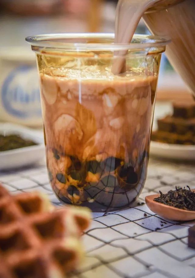 脏脏茶既然有脏脏包,肯定就有脏脏糕,自带爆浆岩溶内心的脏脏糕,其实