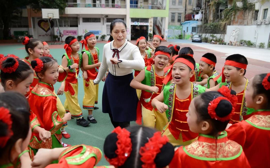 们了解闽南民间艺术文化社团创编的高甲折子戏多次在厦门市中小学区级