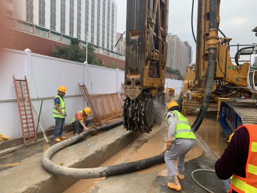 与吉祥路交叉路口西侧,沿龙平西路东西向敷设,为地下两层两跨岛式车站