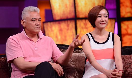 娶小12岁情人抛妻弃子,现却沦落无戏可拍,苦苦哀求女儿抚养!_申军谊