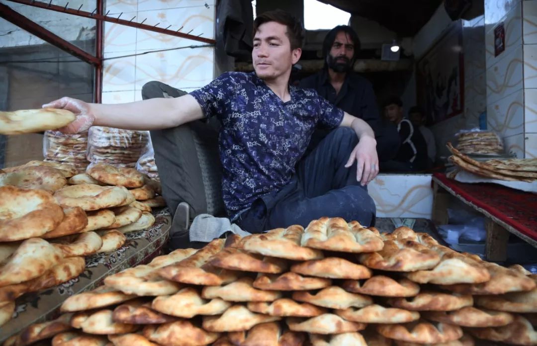 阿富汗首都市民:只有"西瓜自由" 没有"面包自由"