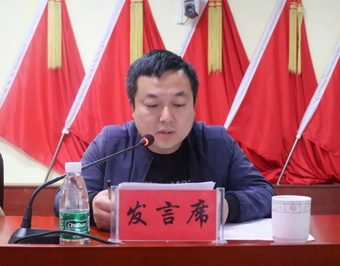 叁"人居环境万人义务大清洁活动"工作部署会上,副镇长席伟就"人居环境