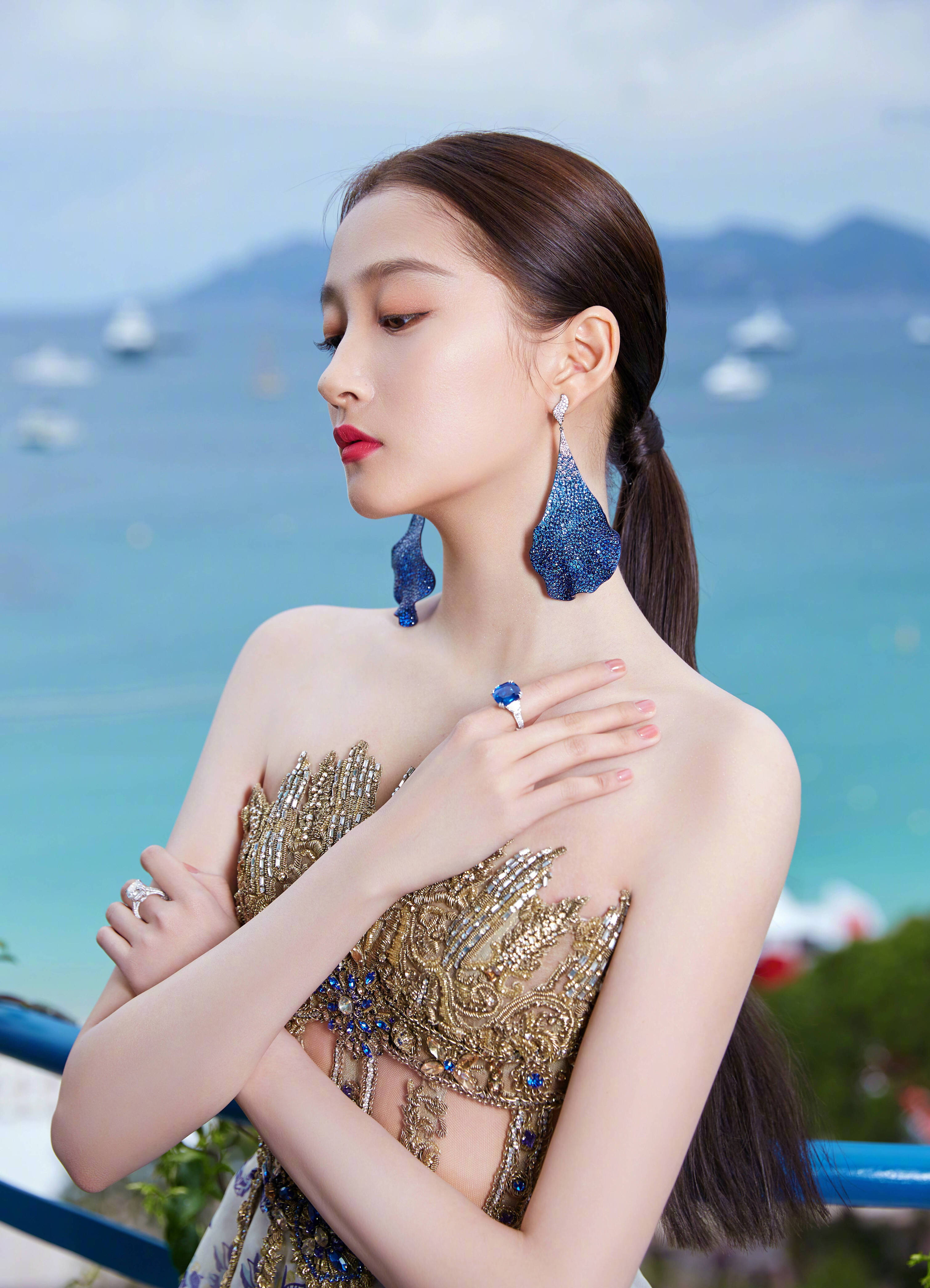 关晓彤镂空印花裙端庄优雅,被评为戛纳造型第二名