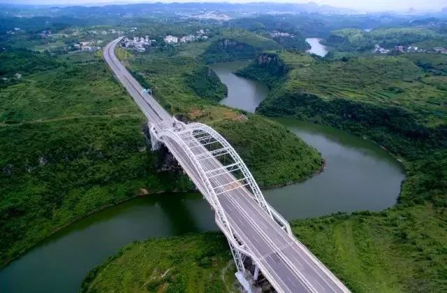 花溪大桥贵阳环城高速公路南环线跨越花溪水库桥梁:主桥为192 米的中