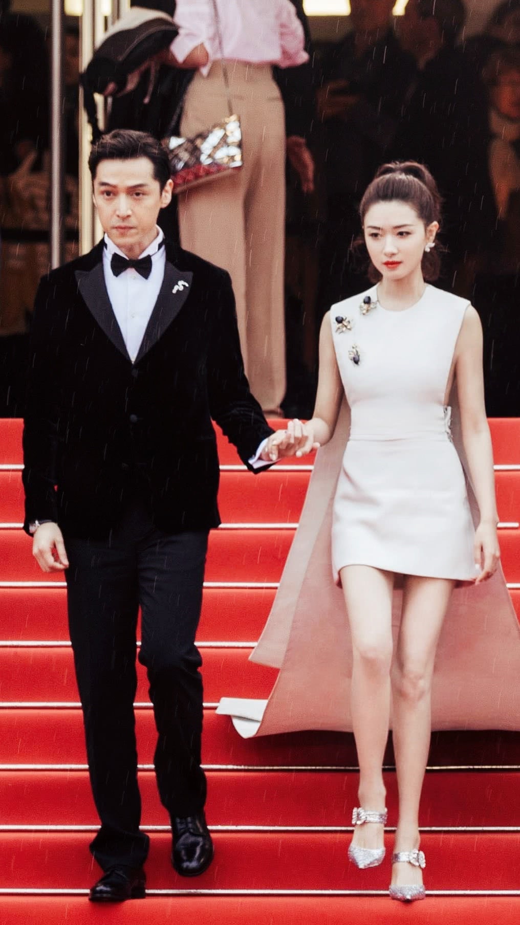 胡歌万茜携手走红毯一黑一白惹人羡慕与桂纶镁近距离对视更酸