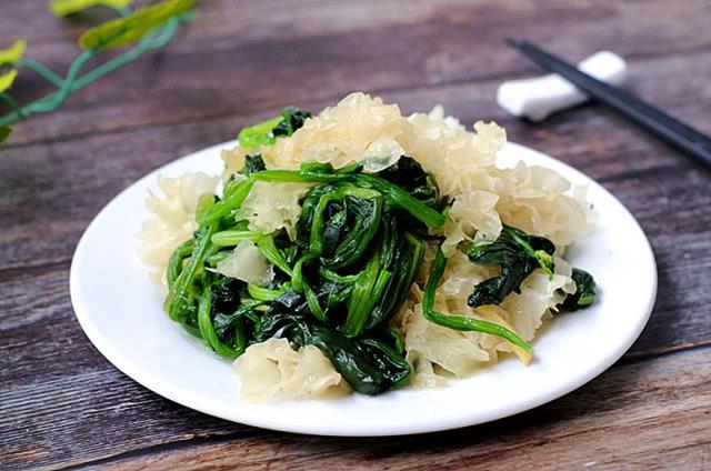 【菠菜烫银耳】用料 主料 菠菜150克 银耳半个辅料 盐适量 油适量 姜