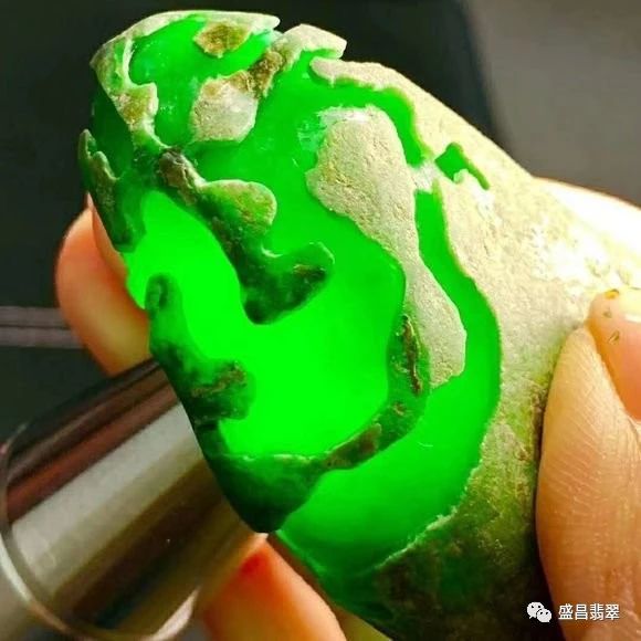 开窗就爆色的翡翠原石,切开豆青色!