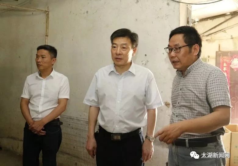朱小兵来到位于江塘乡毕岭村的兴牧公司养殖基地,对环保督察反馈问题
