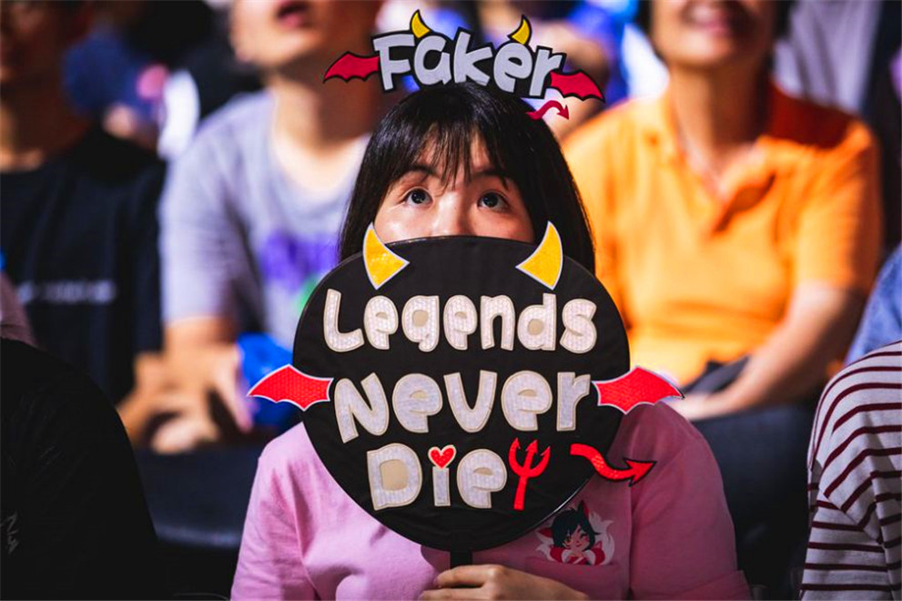 faker 的粉丝也将自己扮成了小恶魔.四强战中随处可见 ig粉丝!