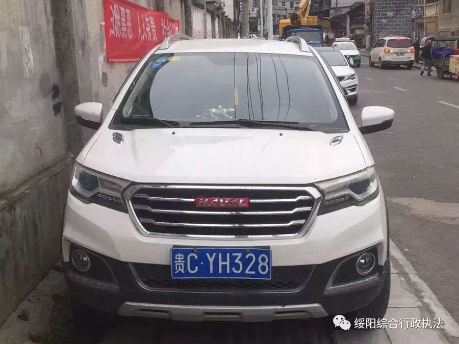 贵c 9h216号牌汽车于5月14日09时50分在绥阳县解放南路占用人行道违法