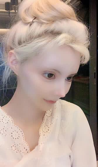 原创迪丽拉卸掉全脸妆容后真人芭比变假人发际线后移鼻子比针还尖