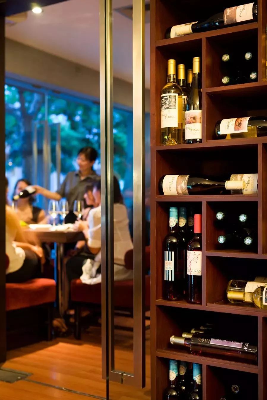 安福路上的夜晚风情enoterra红酒吧酒吧营业时间:周一至周日 10:00-22