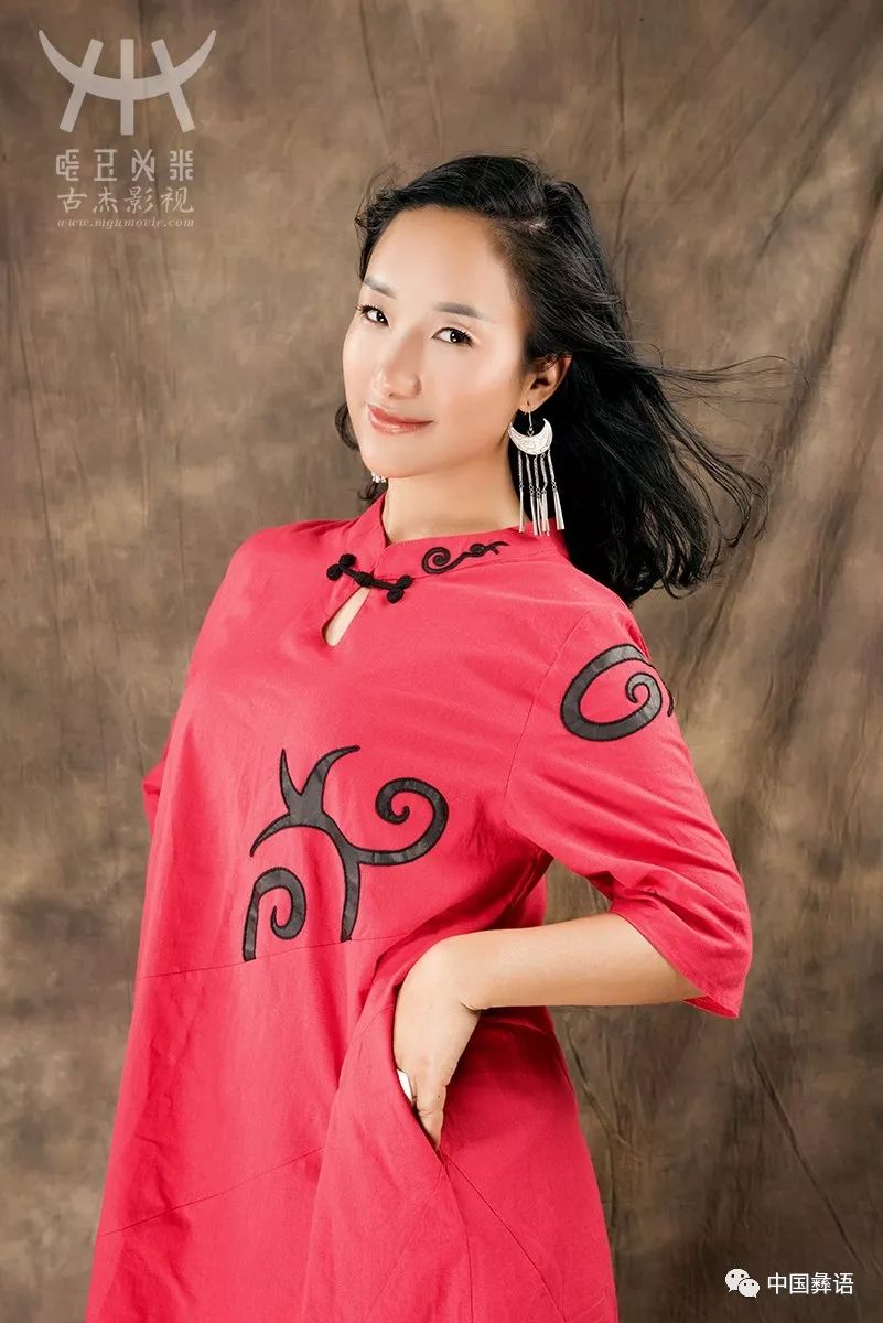 彝语主播邱蓉的彝文长篇小说入选2019年度少数民族文学重点作品扶持