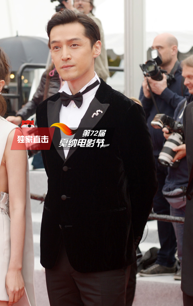 南方车站的聚会亮相戛纳红毯胡歌显绅士风度