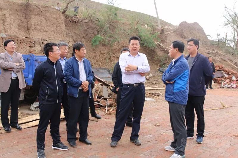 敖汉旗遭遇9级大风龙卷风冰雹天气多处房屋倒塌树木折断还好有他们在