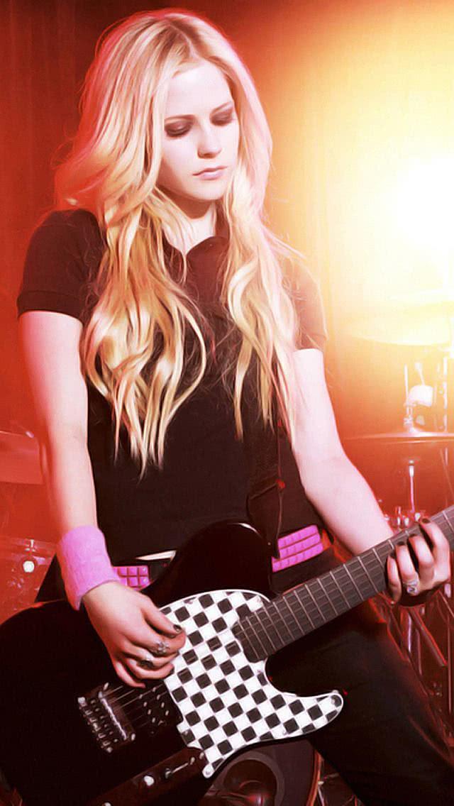 加拿大:艾薇儿摇滚歌手玛丽莲·曼森向来以惊世骇俗的扮相与挑衅卫道