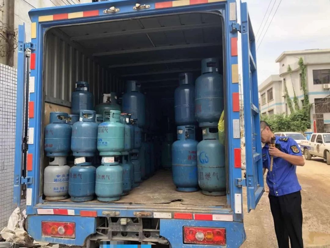 凤岗竟然有人"以车代库",上百瓶黑煤气藏在车厢中!