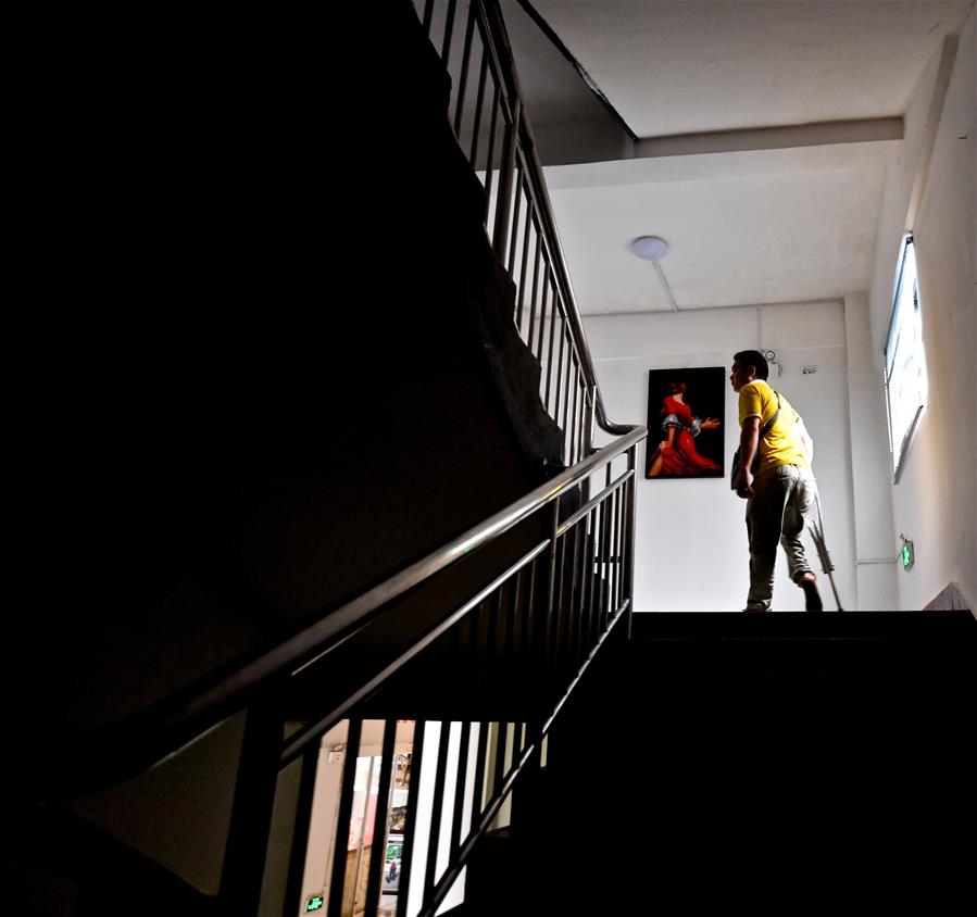 一位跛脚父亲的脱贫画卷