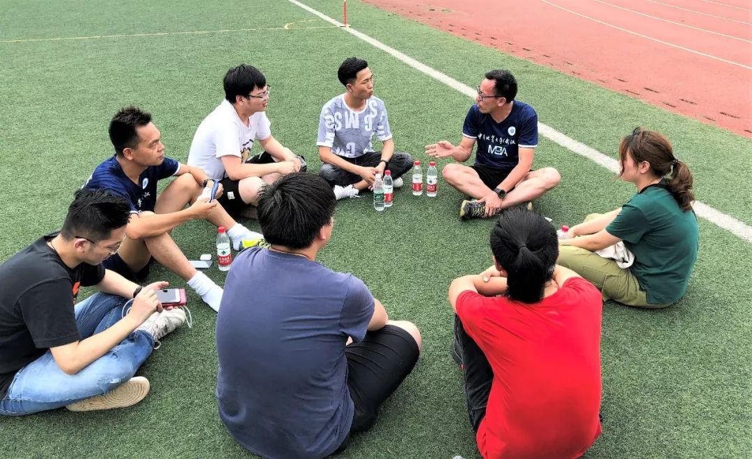 师生对话校友 球赛见证情谊_发展