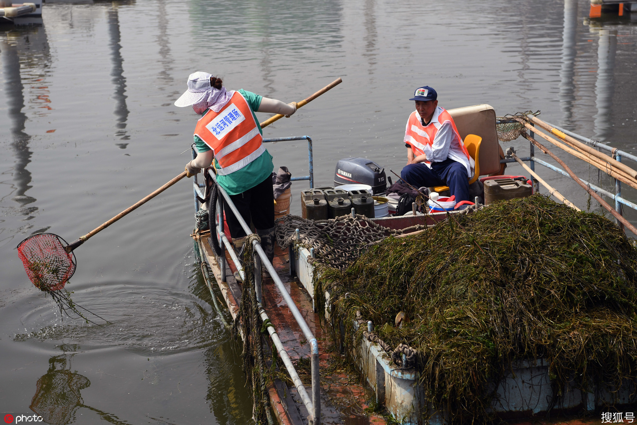 北京通州大运河的水面上,除了行驶着的各种游船,还有专门清理水面垃圾