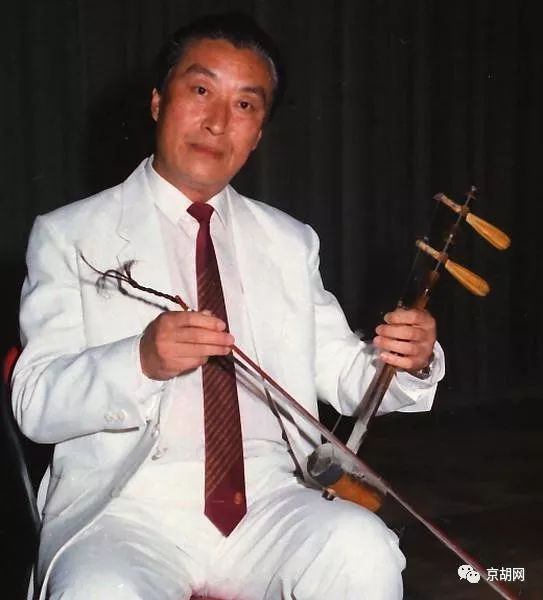 京胡左手握琴方法图片
