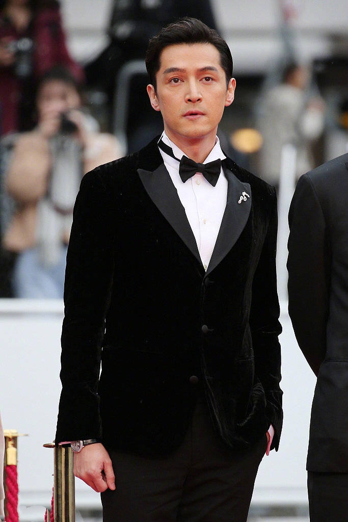 胡歌万茜携手走红毯经典黑白装配一脸桂纶镁一袭撞色裙更吸睛