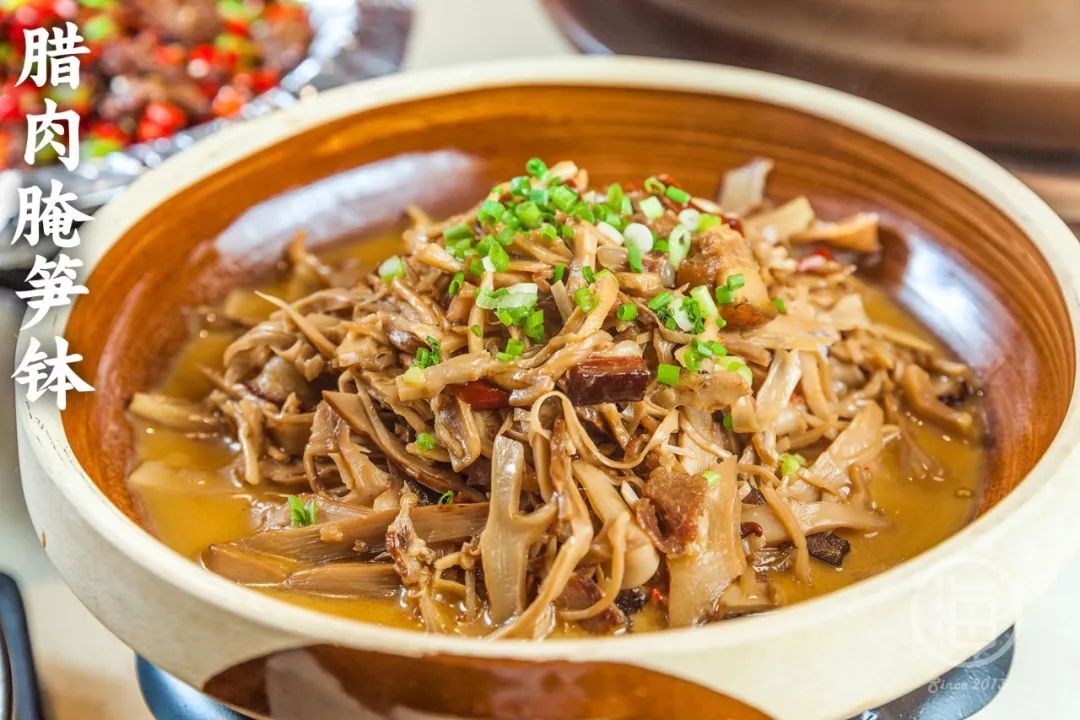 腊肉是湖南湘西的代表,湘西当地制作的腊肉与笋条同炒,据说这这锅里