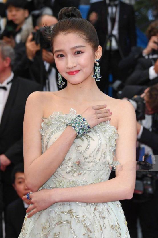 戛纳电影节关晓彤高清无修图照脸干卡粉没有了胶原蛋白