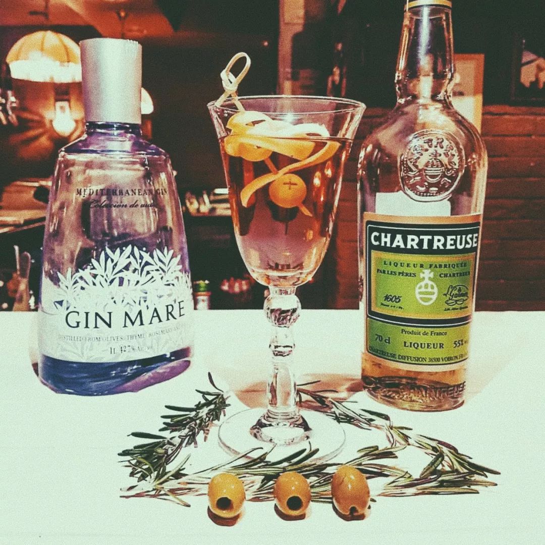 1920 年美国禁酒令生效前,人气最高的鸡尾酒之一,由金酒,绿查特酒,红