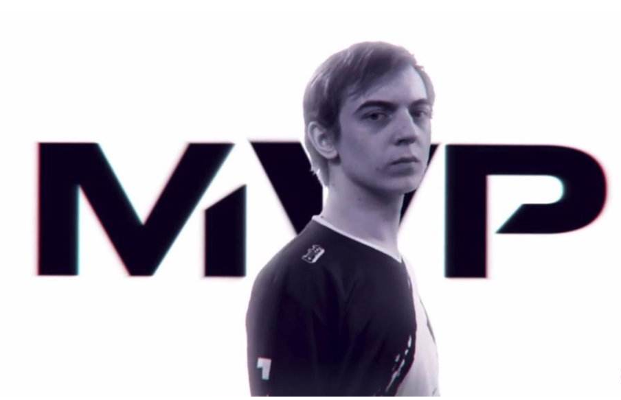 g2战队中单caps荣获msi总决赛mvp,他的父亲令人动容.