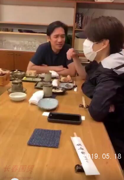 梁朝伟和张学友夫妇相聚,阿飞与阿基老友约茶